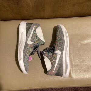 WOMANS NIKE SNEAKERS